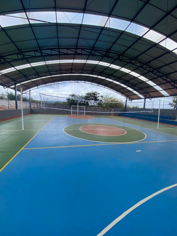 Quadra poliesportiva coberta com estrutura metálica construída pela Arrimo